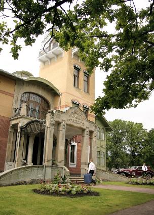 Ammende Villa in summer