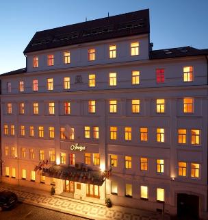 Hotel Ametyst - night building