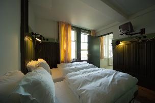 2 Stars - surprising room with shower