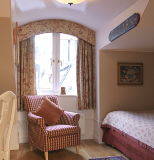 Captain's Cabin Room