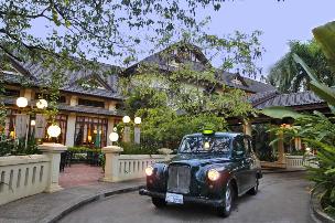 London Taxi Limousine at Hotel Entrance
