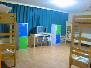 Mixed six-bed dorm