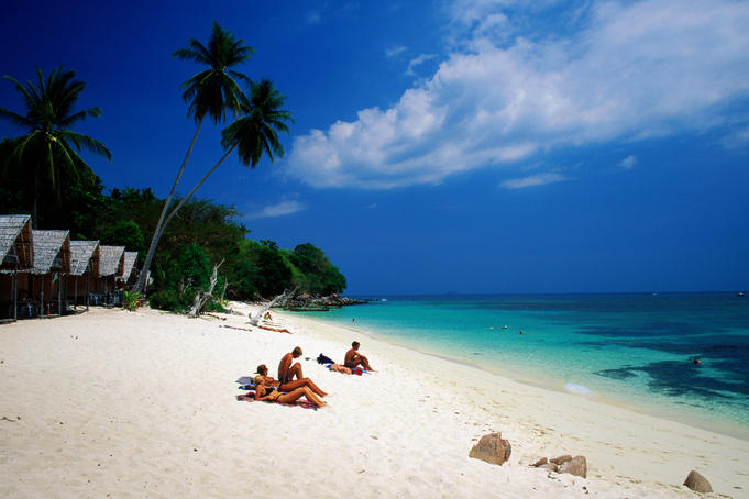 Sandy beach at Hin Phae Bay.