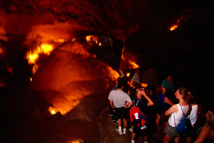 Guided tour in Cueva Clara.