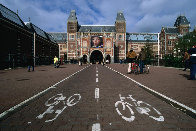 Bicycle path leading up to the Rijksmuseum, Stadhouderskade 42.