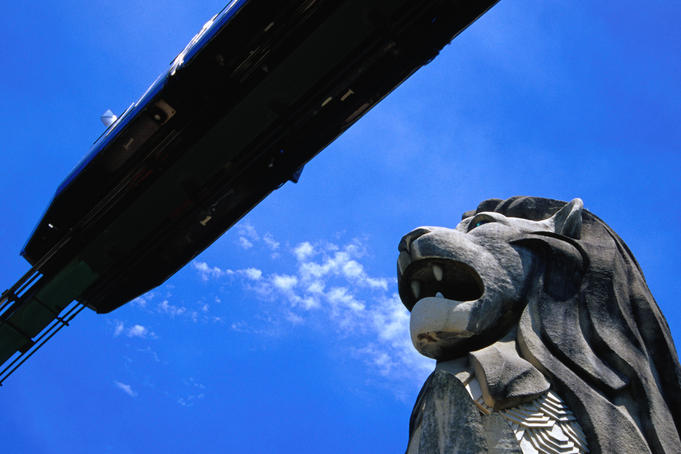 Monorail over Merlion statue.