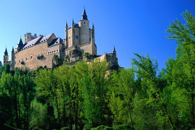 The Segovia Alcazar was built in the late 11th century by King Alfonso VI of Castilla (1072-1109).