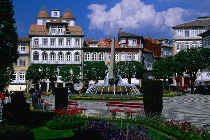 Fountain in Largo do Toural park.