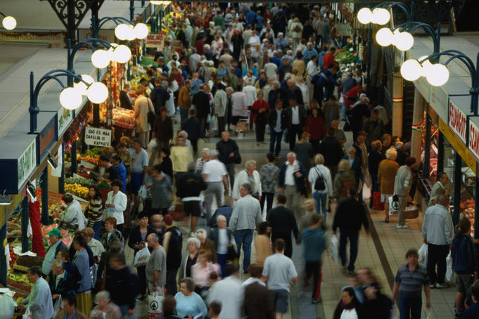 Shoppers at Central Market Hall (Nagycsrnok).