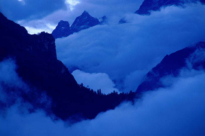 Clouds and peaks in the valley below the village of Temang (2600m) on the Annapurna Circuit trek.