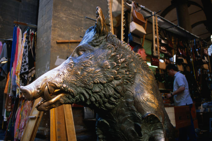 Bronze statue of a boar at the Fontana del Porcellino.