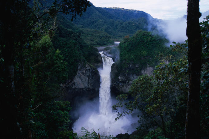 Cascada San Rafael and the Rio Quijos, reputedly the highest waterfalls in Ecuador (145m).