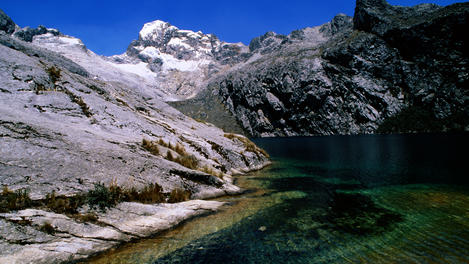 Lago Churuz and mountains, Cordillera Blanca.