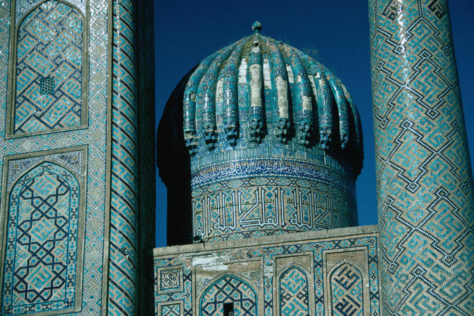 The tiled dome and minarets of the Sher Dor Medressa ( Lion Medressa ), finished in 1636, which flouts the Islamic prohibitions of depicting living beings