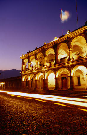 Palacio del Ayuntamiento at night.