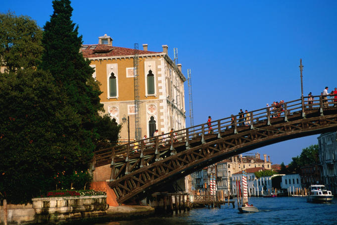 Ponte dell'Academia in Campo San Vidal.