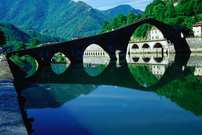 Ponte de la Maddalena (Devil's Bridge) over River Serchio.
