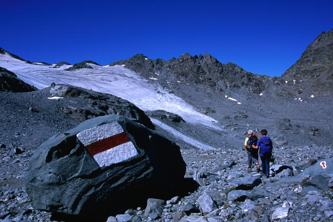 Giant painted waymark on boulder in Grand Desert basin on The Haute Route walk.