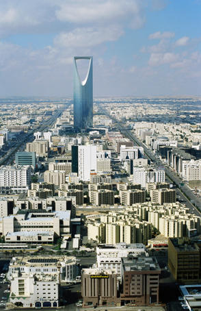 Kingdom Tower and city skyline.