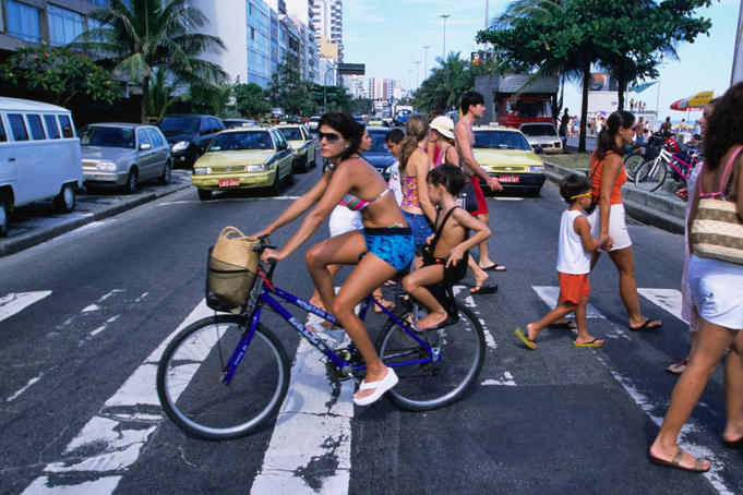 People crossing the street to Ipanema beach.