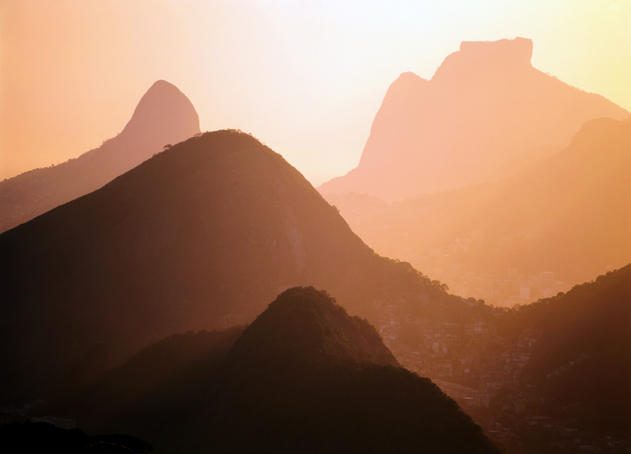 Ρίο, Sugarloaf Mountain και Tijuca βουνά στο ηλιοβασίλεμα.