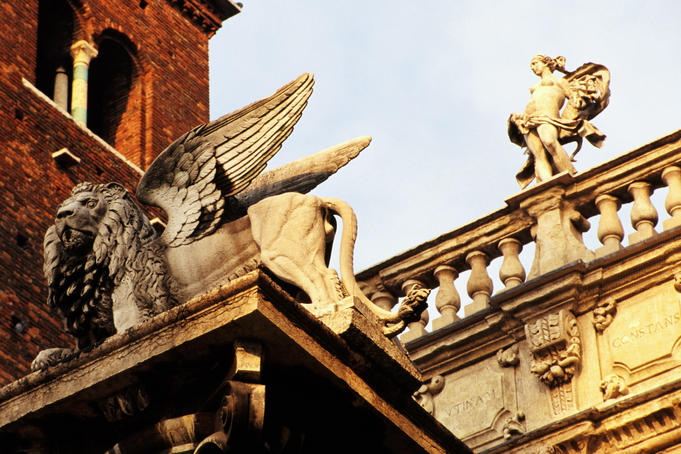 Statues on Castelvecchio.