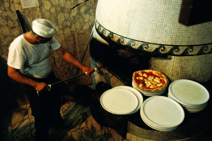 Pizzaiolo at work at Pizzeria Trianon.