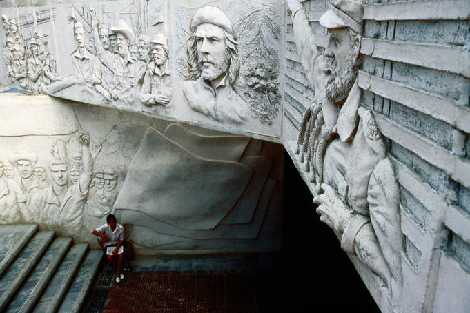 Bas-relief of Castro, Guevara and other revolutionaries over subway entrance.