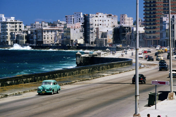 1950s American car and other traffic on Malecon.