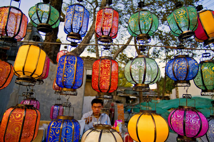 Lanterns and seller eating at Dongyuan/Qianhai Beiyan (Lotus Lane).