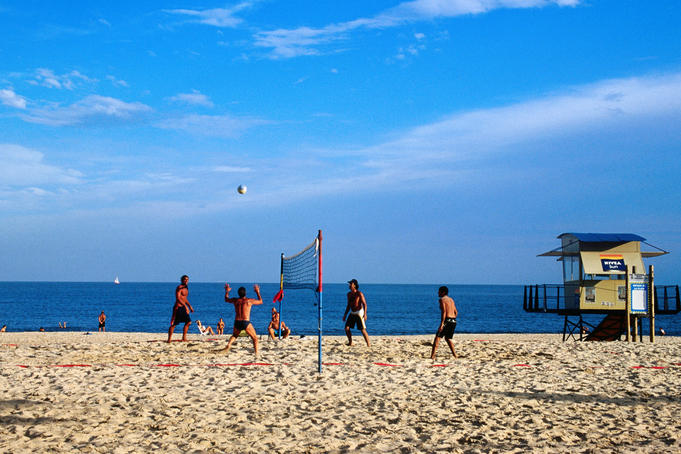 Volleyball match on Playa de los Pocitos.