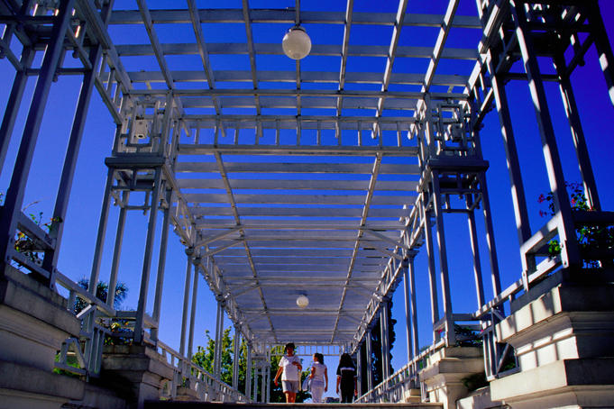 Pedestrian bridge at El Rosedal, Palermo.