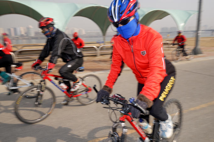 People cycling on Han River Cycleway, Sinchon and Yeouido.