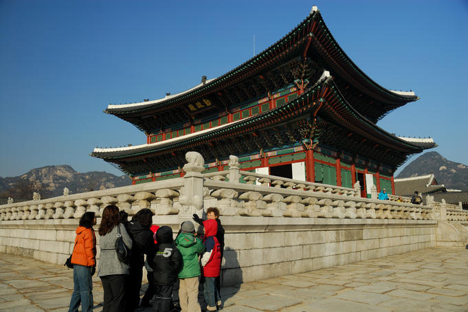Gyeongbokgung Palace with school kids out front, Gwanghwamun.