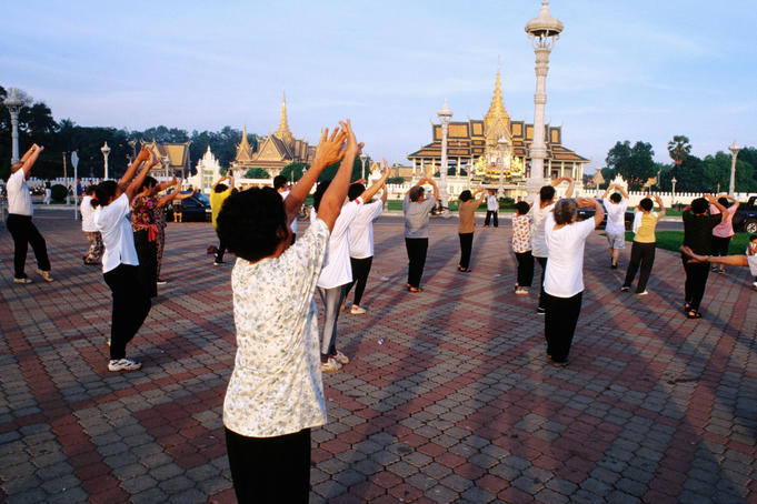 Tai Chi in front of Royal Palace.