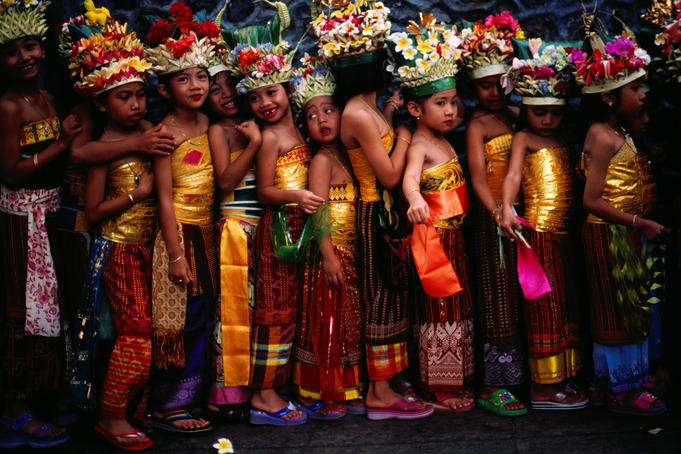 Rejeng dancers squeezing into postion.