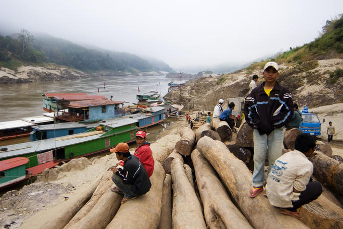 People waiting for the next boat.