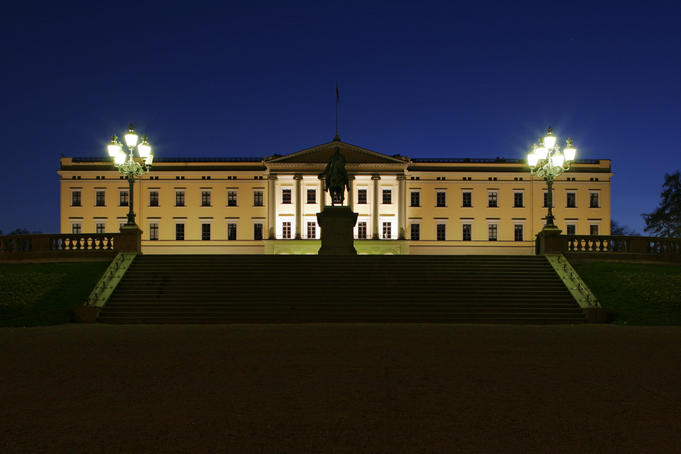 Royal Palace Det Kongelige Slott with lamps by night.