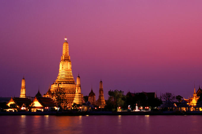 Wat Arum (Temple of the Dawn) and Chao Phraya River at night.