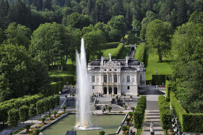 Fountain in full display in front of the Linderhof Palace and gardens.