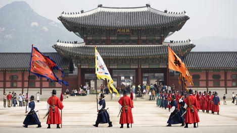 Ceremonial Guards and tourists outside the entrance to Gyeongbokgung Palace.