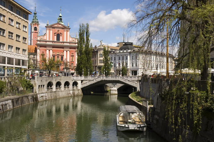 Ljubjanica River and Franciscan Church of the Assumption.
