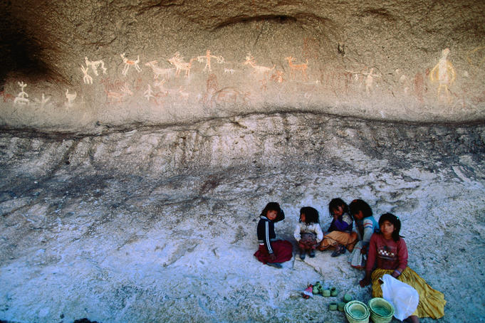 Children and pictographs in Painted Cave, Cusarare.