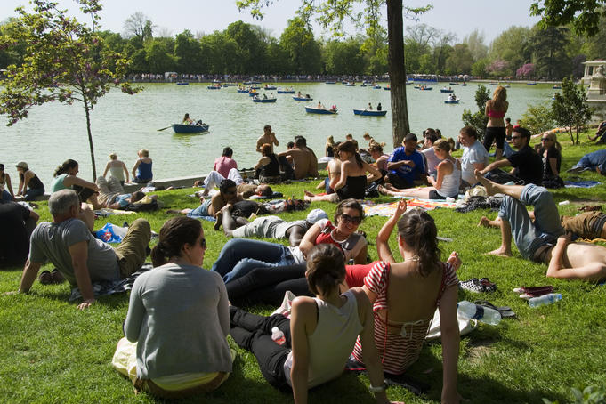 Sunday crowds in Parque del Buen Retiro.
