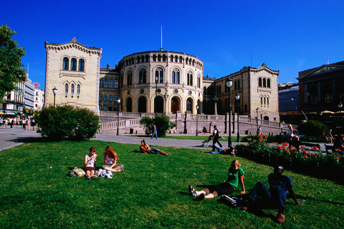 People on grass by Spikersuppa in Eidvolls-plass.