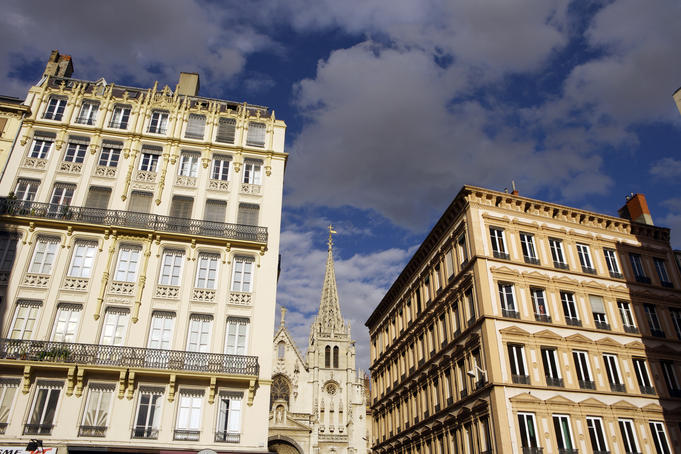 Saint Niziers church, between two buildings.
