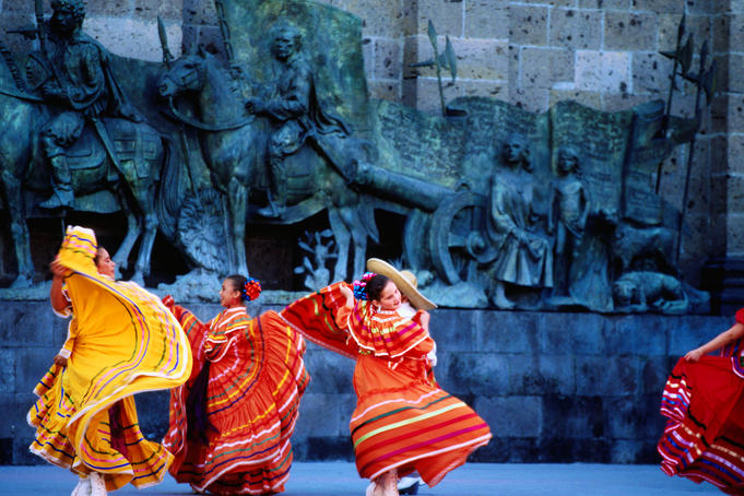 Performers in front of Palacio de Justicia.