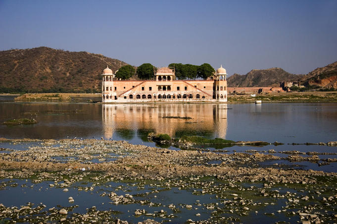 Lake Palace in the middle of Lake Pichola.