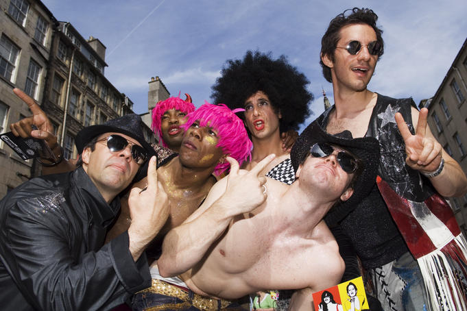 Street performers on Royal Mile during Edinburgh Fringe festival.