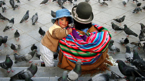 Indian parent and child on Plaza Pedro de Murillo.